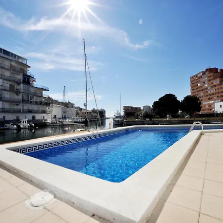 Comfortable In With Canal View Apartmán Roses